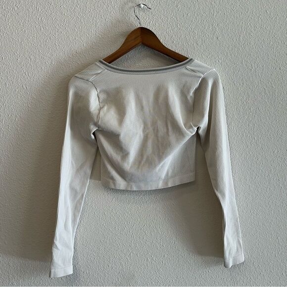 UO Out From Under Crop Ribbed Seamless V Neck Top 336 - Picture 3 of 3